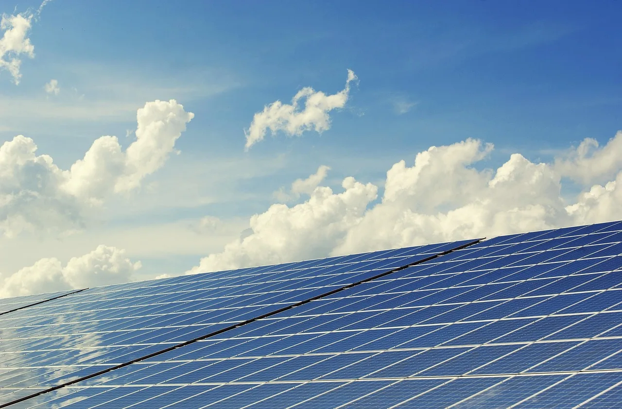 Solarmodulfläche von unten gegen einen bewölkten Himmel.