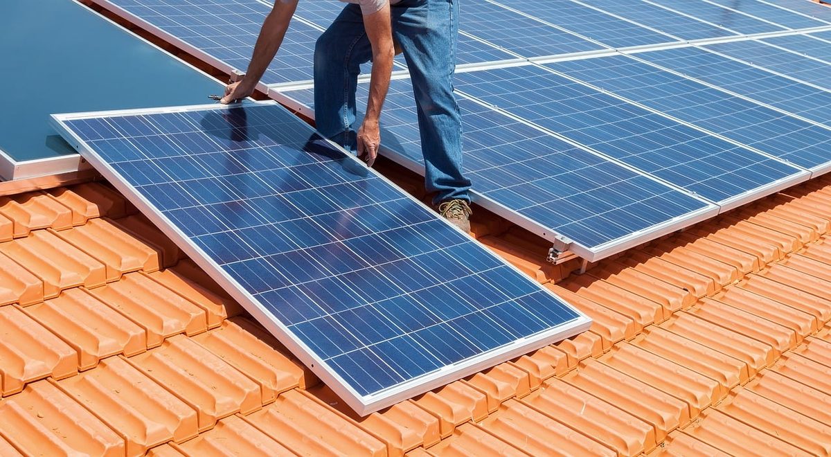 Einfamilienhaus mit Photovoltaikanlage auf dem Dach
